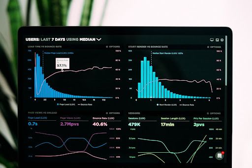 computer-screen-showing-website-metrics